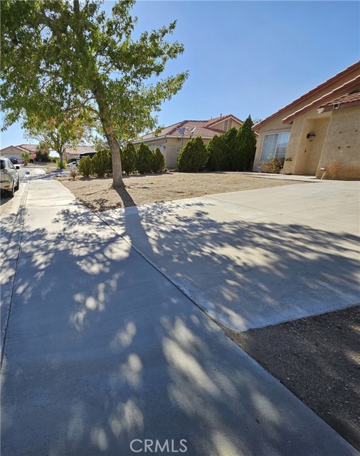 10966 Willow Lane, Adelanto CA: https://media.crmls.org/medias/f4980071-037d-4918-b755-2ab082f94578.jpg
