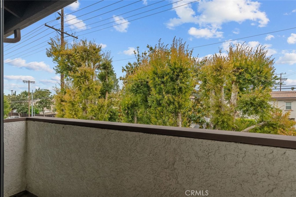 https://media.crmls.org/medias/f498c120-6416-4b04-953f-4997c759bd4e.jpg?preset=X-Large