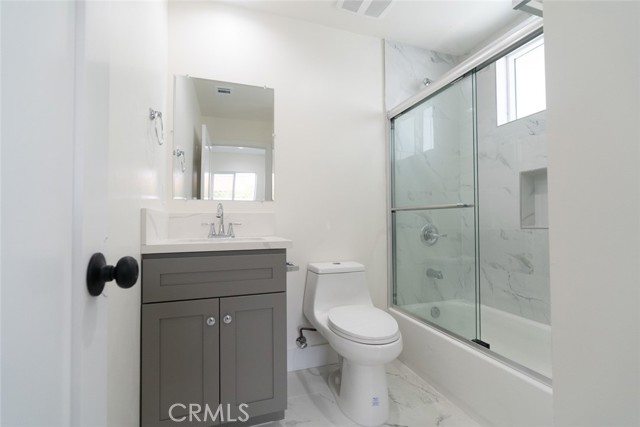 Detail Gallery Image 31 of 42 For 443 N Harvard Bld, Los Angeles,  CA 90004 - 3 Beds | 3 Baths