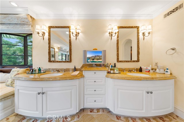 64 Laurel Drive, Rancho Palos Verdes CA: https://media.crmls.org/medias/f49a8278-4bcd-4f8d-8d36-020513dc0aab.jpg
