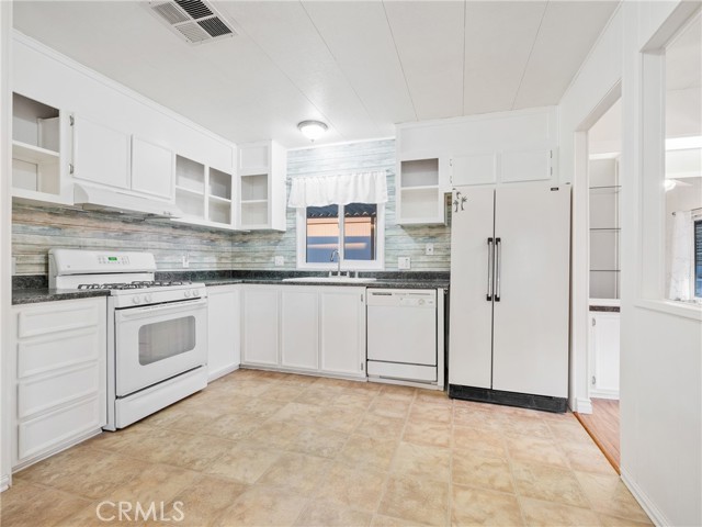 Detail Gallery Image 15 of 34 For 13393 Mariposa Rd #112,  Victorville,  CA 92395 - 2 Beds | 2 Baths