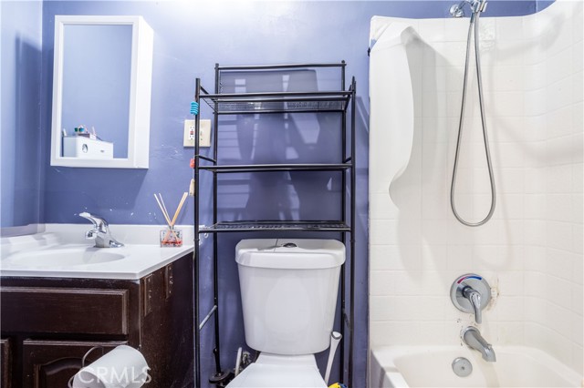 6402 Graves Avenue, Van Nuys CA: https://media.crmls.org/medias/f4a1054f-e389-4b09-8451-bddd0c69840c.jpg