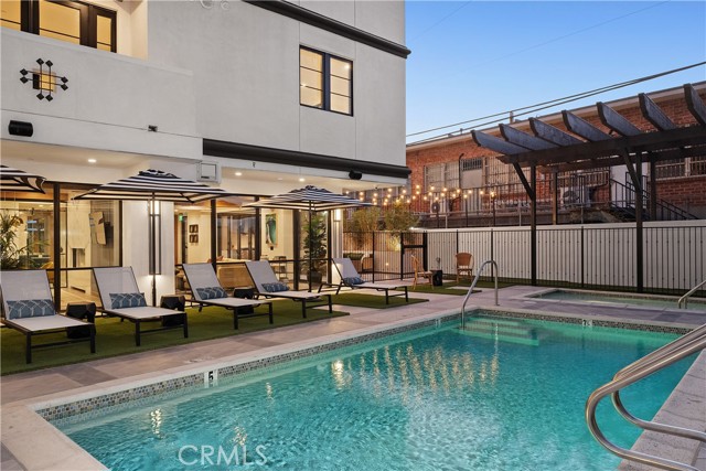 Detail Gallery Image 18 of 38 For 1333 S Orange Grove Ave #401,  Los Angeles,  CA 90019 - 3 Beds | 2/1 Baths