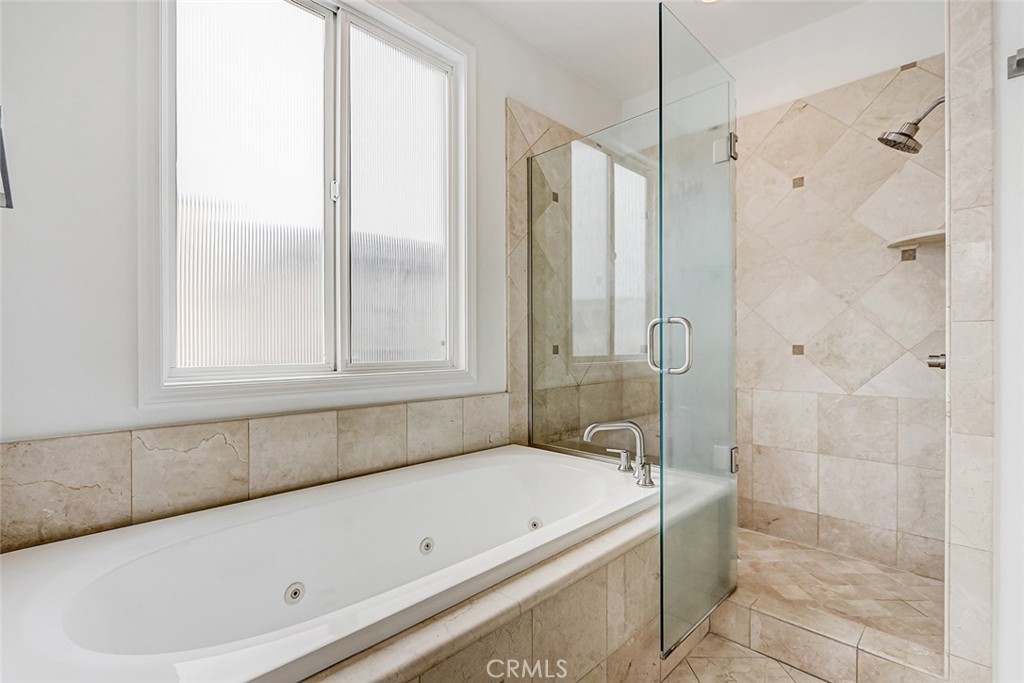 https://media.crmls.org/medias/f4a3a0da-48bf-49be-9159-10306d0645e9.jpg?preset=X-Large