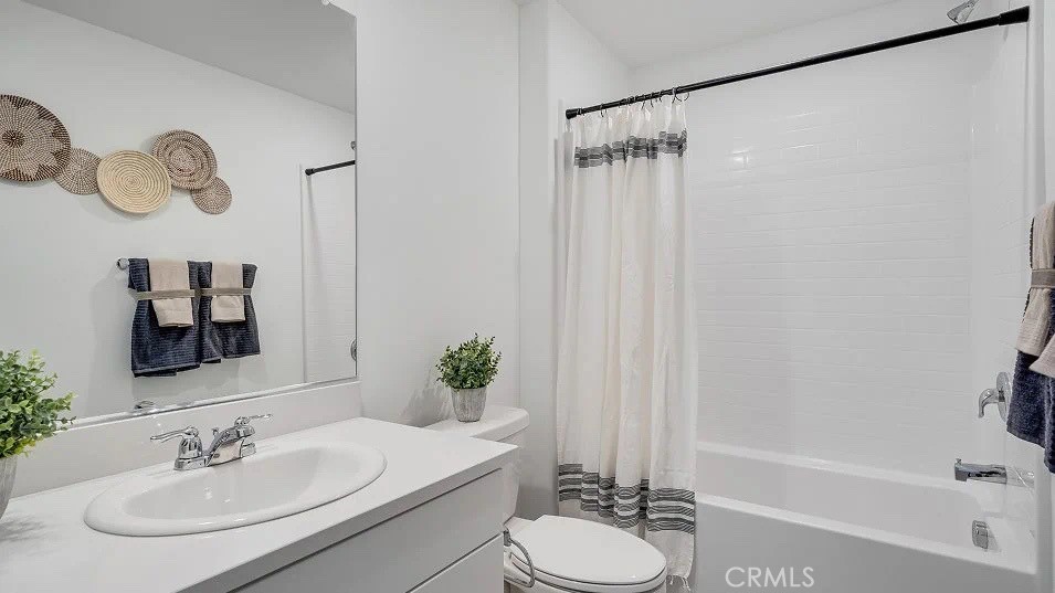 https://media.crmls.org/medias/f4a3ccb6-f1d4-497f-a760-8ee3f2b59da2.jpg?preset=X-Large
