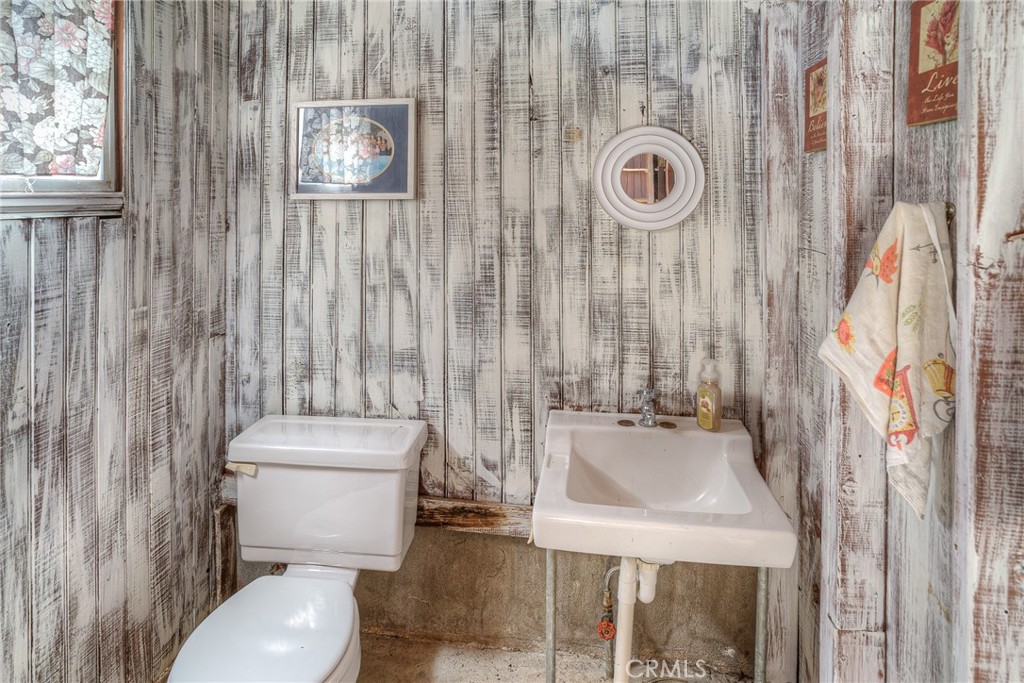 https://media.crmls.org/medias/f4a64f97-a744-467f-84d7-8135bd8c702d.jpg?preset=X-Large