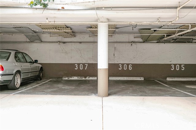 6700 Hillpark Drive, Los Angeles CA: https://media.crmls.org/medias/f4a8cb6e-d7da-4dbf-8a3d-f84f150a8e2c.jpg