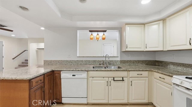 Detail Gallery Image 9 of 30 For 604 E 220th #3,  Carson,  CA 90745 - 3 Beds | 2/1 Baths