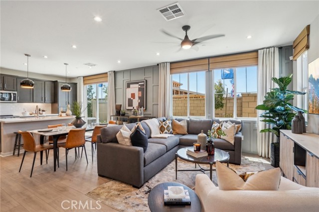 Detail Gallery Image 3 of 24 For 6341 Sierra Vista Ln, Fontana,  CA 92336 - 4 Beds | 2/1 Baths