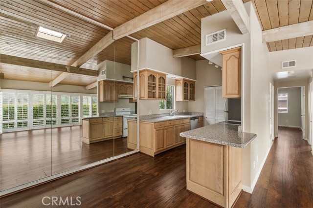 2516 Bayside Drive, Corona del Mar CA: https://media.crmls.org/medias/f4aee9de-93d1-48ff-8ce8-dee8ca7f3b81.jpg