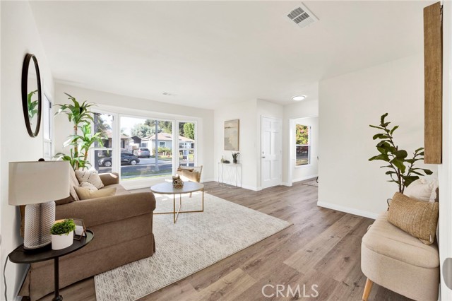 17350 Hamlin Street, Lake Balboa CA: https://media.crmls.org/medias/f4b3a1d6-daf3-4246-a7f7-b042079e668b.jpg