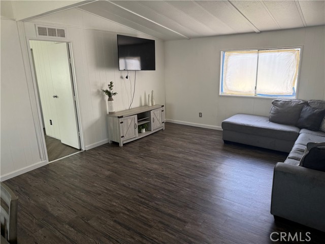 17400 Valley Blvd, Fontana CA: https://media.crmls.org/medias/f4b69d5b-8779-4cae-8123-d85b95ce7e90.jpg