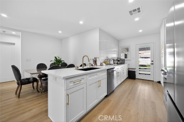 Detail Gallery Image 12 of 33 For 17007 Bassett St, Van Nuys,  CA 91406 - 4 Beds | 2 Baths