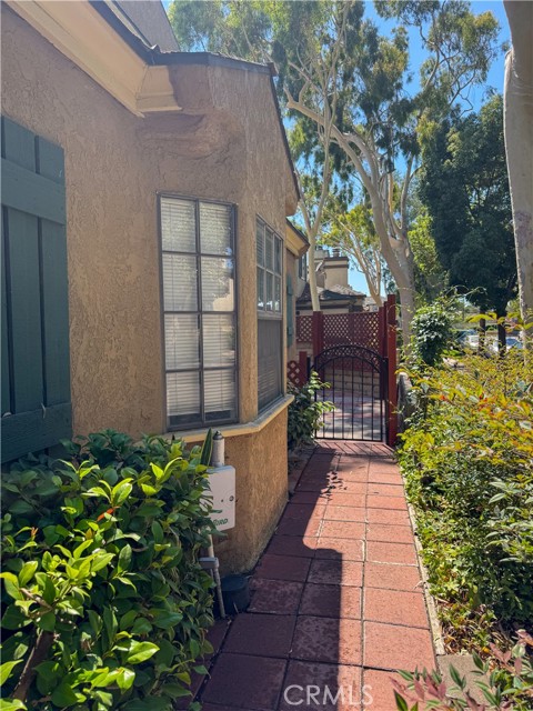 2608 Monte Carlo Drive, Santa Ana CA: https://media.crmls.org/medias/f4bb016f-8980-498a-82f0-a502424792a9.jpg
