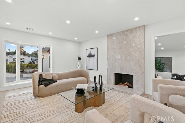 Detail Gallery Image 10 of 72 For 8633 Le Berthon St, Sunland,  CA 91040 - 5 Beds | 3 Baths