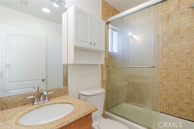 Detail Gallery Image 18 of 26 For 15053 Victory Bld #5,  Van Nuys,  CA 91411 - 2 Beds | 3 Baths