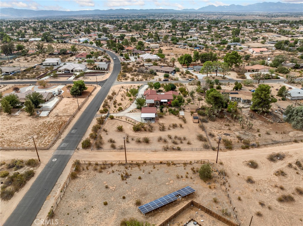 https://media.crmls.org/medias/f4bd894e-a608-4b27-b7ec-10d2e6a49d7e.jpg?preset=X-Large
