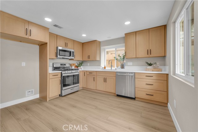 Detail Gallery Image 10 of 34 For 20015 Gilbert, Canyon Country,  CA 91351 - 4 Beds | 3 Baths