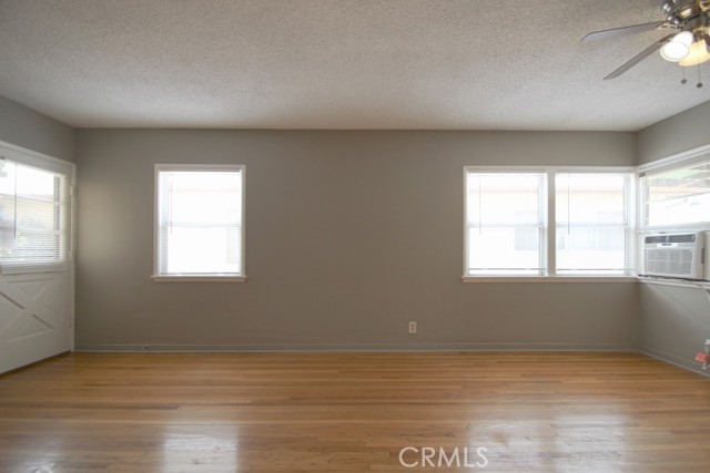 5081 Glen Iris Avenue, Los Angeles CA: https://media.crmls.org/medias/f4c2646a-b67c-47a3-a0f6-201cccaf7114.jpg