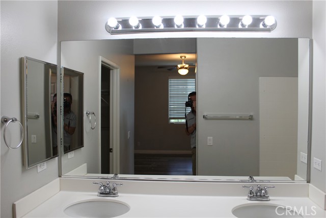 12470 Travanca Lane, Eastvale CA: https://media.crmls.org/medias/f4c2c3af-4b11-4087-ae49-f4fe01be1ad2.jpg