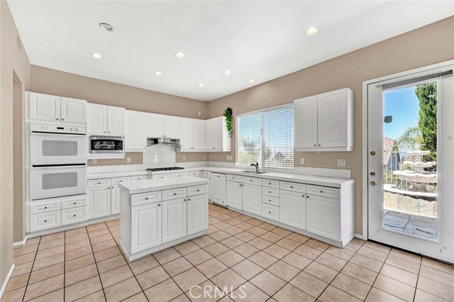 23261 Castle Rock, Mission Viejo CA: https://media.crmls.org/medias/f4c38534-7b8a-4f8b-b507-764dc8b77468.jpg