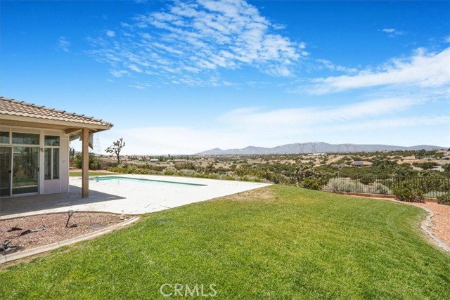 6940 Oak Vista Lane, Oak Hills CA: https://media.crmls.org/medias/f4c39dba-78af-4a72-8821-3bb1d018226b.jpg