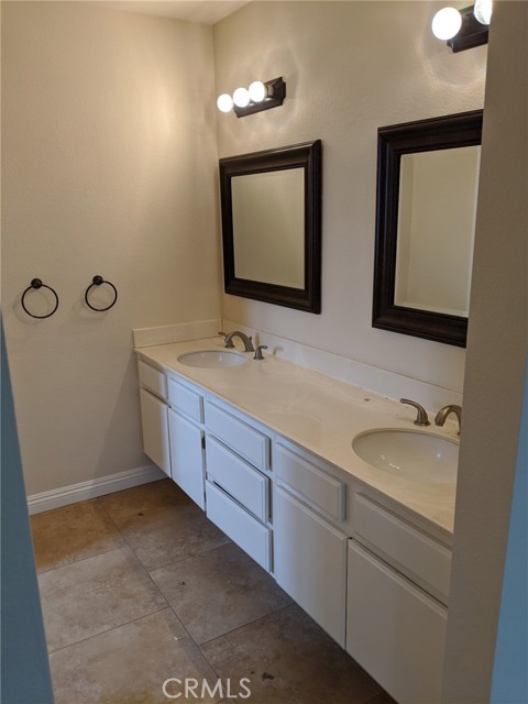 2002 Springcreek Circle, Upland CA: https://media.crmls.org/medias/f4c49d37-705f-4d3a-99de-bed88702e651.jpg