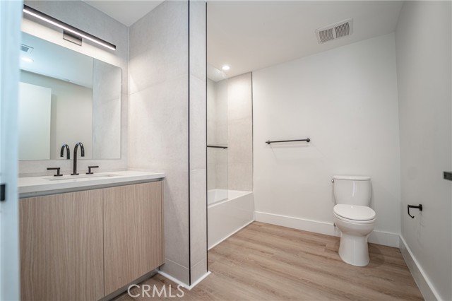 2828 London Street, Los Angeles CA: https://media.crmls.org/medias/f4c4b005-c5d1-4621-a59b-835a36650960.jpg