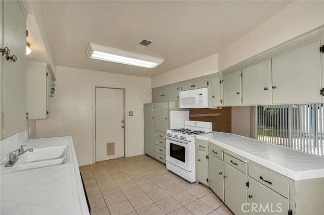 Detail Gallery Image 9 of 22 For 635 Brookdale, Merced,  CA 95340 - 3 Beds | 2 Baths