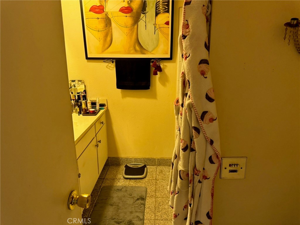 https://media.crmls.org/medias/f4c52adb-30d4-47dc-a86e-7c9462b824b8.jpg?preset=X-Large