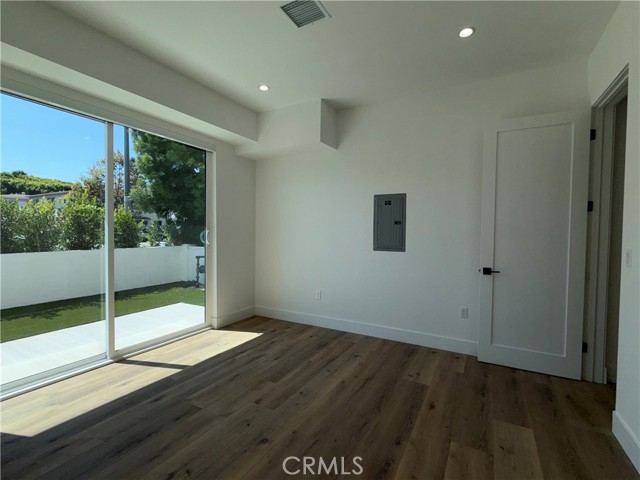 5044 Laurel Canyon Boulevard, Valley Village CA: https://media.crmls.org/medias/f4c56e83-608f-4b3d-9be8-e48ccff9f291.jpg