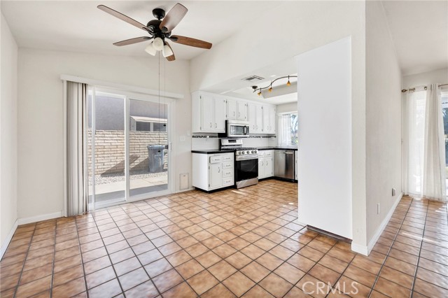 Detail Gallery Image 10 of 40 For 2125 Silver Oak, Hemet,  CA 92545 - 2 Beds | 2 Baths