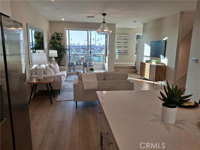 Detail Gallery Image 6 of 30 For 109 S Laxore St #303,  Anaheim,  CA 92804 - 4 Beds | 3/1 Baths