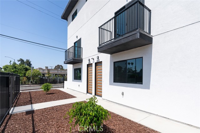 Detail Gallery Image 15 of 24 For 2231 S Longwood Ave, Los Angeles,  CA 90016 - – Beds | – Baths