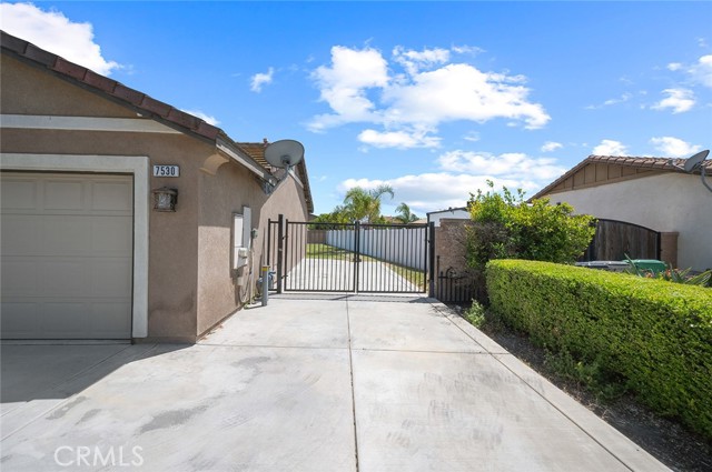 7530 Standing Rock Road, Eastvale CA: https://media.crmls.org/medias/f4c9bb4f-17ce-4b7f-a20a-99f4aad543a2.jpg