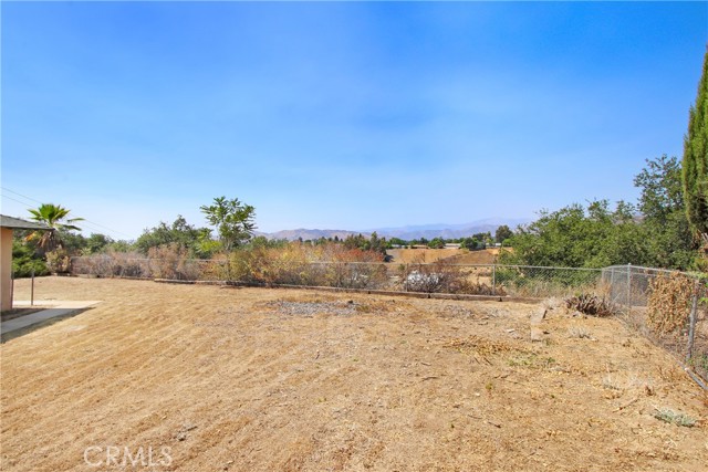 35710 Avenue H, Yucaipa CA: https://media.crmls.org/medias/f4ca3157-cbff-4849-a763-e67b11808aca.jpg