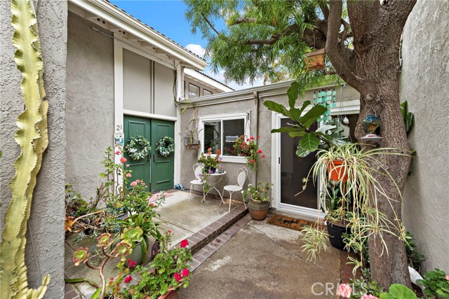 21 Rustling Wind, Irvine CA: https://media.crmls.org/medias/f4ca53a4-633b-4ec0-b761-8fba6d0463f6.jpg