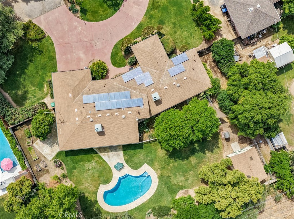 https://media.crmls.org/medias/f4caa802-4092-456e-9d63-53cc1c98c27d.jpg?preset=X-Large