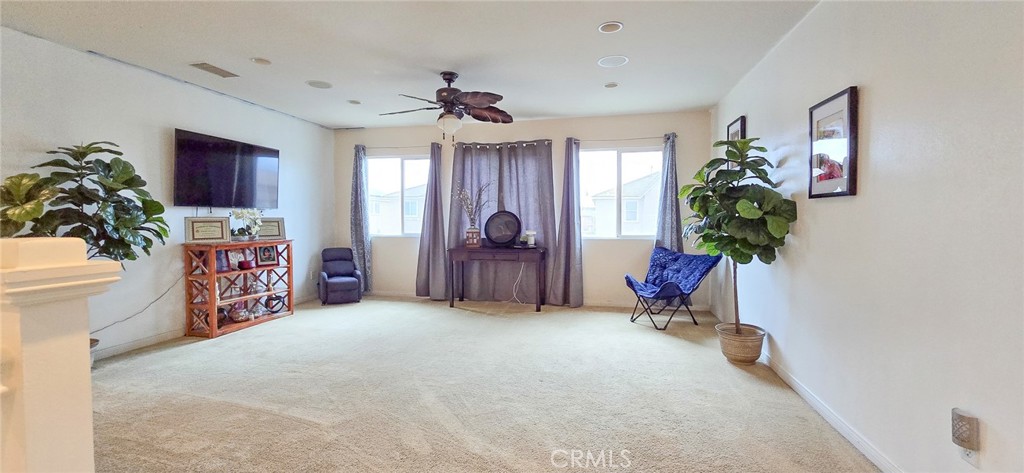 https://media.crmls.org/medias/f4cb19a7-91dc-462d-8332-7e7a06e5d24e.jpg?preset=X-Large