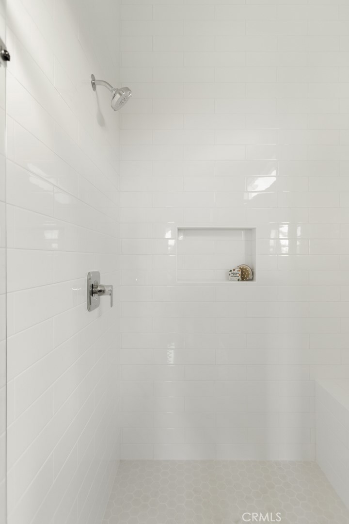 https://media.crmls.org/medias/f4ce156b-64f0-493a-a914-37e37c2ae1a8.jpg?preset=X-Large