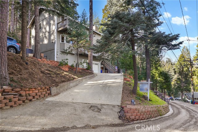 Detail Gallery Image 4 of 40 For 994 Lausanne Dr, Crestline,  CA 92325 - 4 Beds | 2/1 Baths