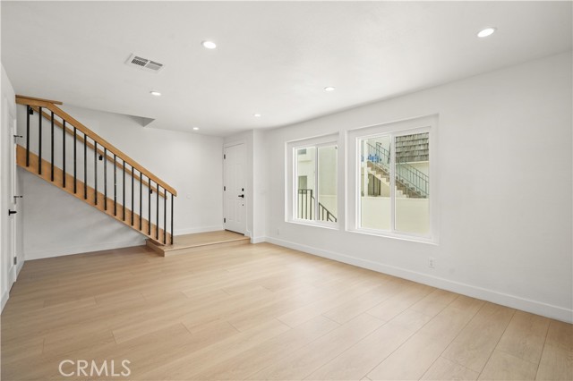 Detail Gallery Image 8 of 44 For 7010 Lennox Ave #C,  Van Nuys,  CA 91405 - 3 Beds | 2/1 Baths