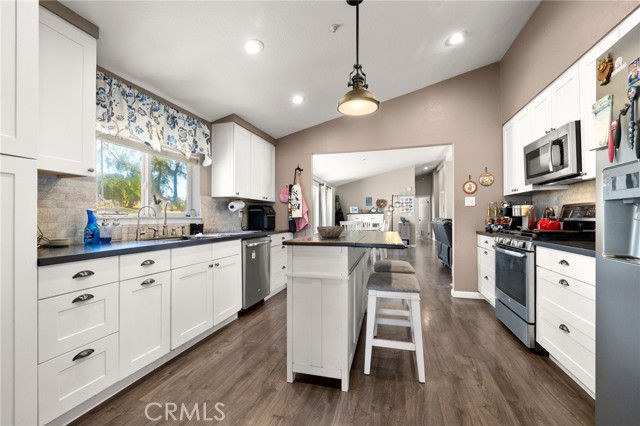 Detail Gallery Image 12 of 63 For 9259 Sierra Hwy, Agua Dulce,  CA 91390 - 4 Beds | 4 Baths