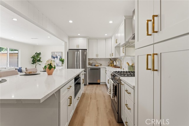 Detail Gallery Image 14 of 51 For 6539 Noble Avenue, Van Nuys,  CA 91411 - 4 Beds | 4 Baths