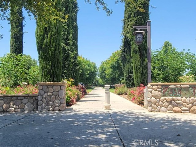 1697 Whiteash Avenue, Clovis CA: https://media.crmls.org/medias/f4d0f4fa-1242-476d-80c3-f61d19c304b9.jpg