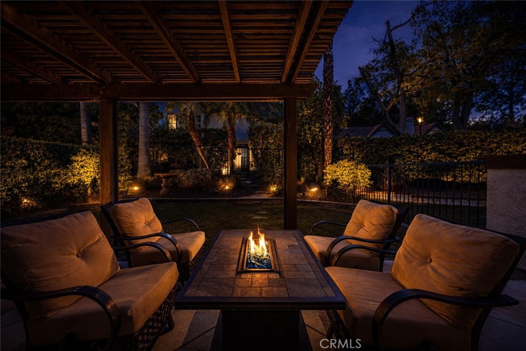 https://media.crmls.org/medias/f4d457f9-37c1-494e-9cf1-52e8911be2bd.jpg?preset=X-Large