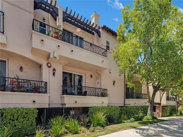 5753 White Oak Avenue, Encino CA: https://media.crmls.org/medias/f4d59e0a-9818-4e58-9a9d-dbd82443c995.jpg