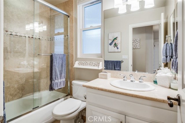 Full bath on the guest level