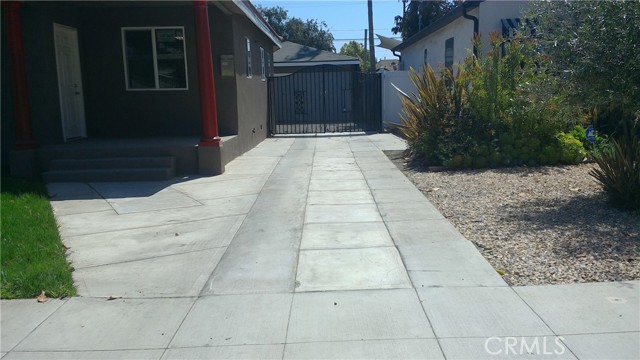 2420 Maine Avenue, Long Beach CA: https://media.crmls.org/medias/f4dbef3b-23de-4b57-8b23-8956072ef93e.jpg