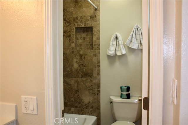 Detail Gallery Image 12 of 22 For 17041 a Ln #B,  Huntington Beach,  CA 92647 - 2 Beds | 2 Baths